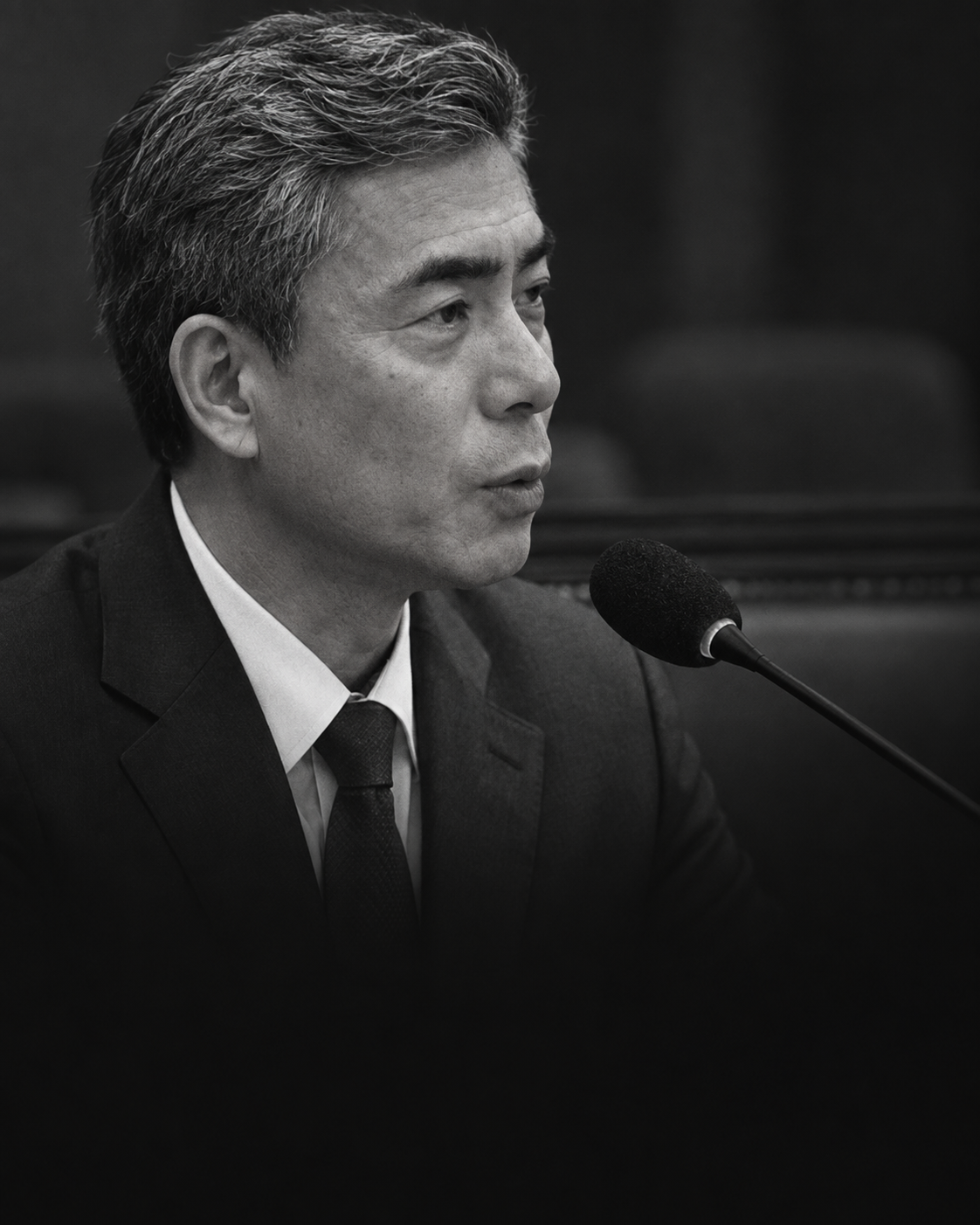 제공 사진을 바탕으로 AI로 흑백 재구성한 회의장 속 강신철의 옆모습과 마이크