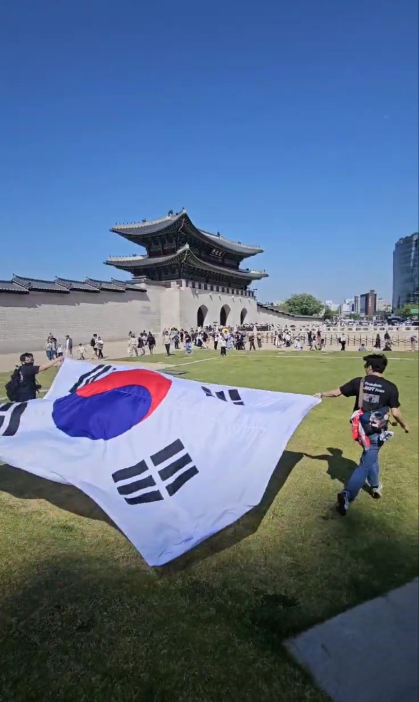 광화문 앞에서 대형 태극기를 펼치는 현장
