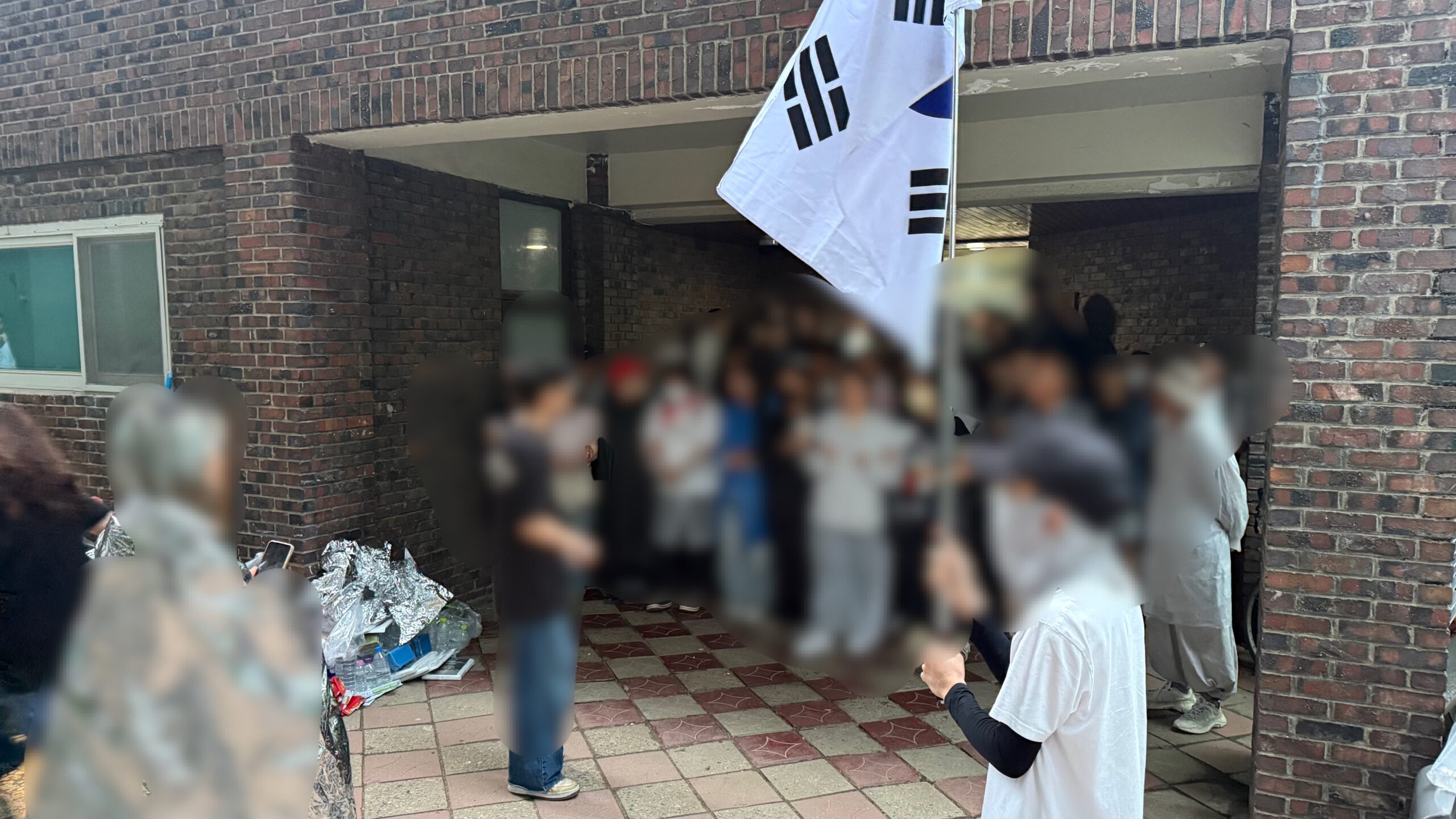 태극기와 함께 모인 시민들의 모습